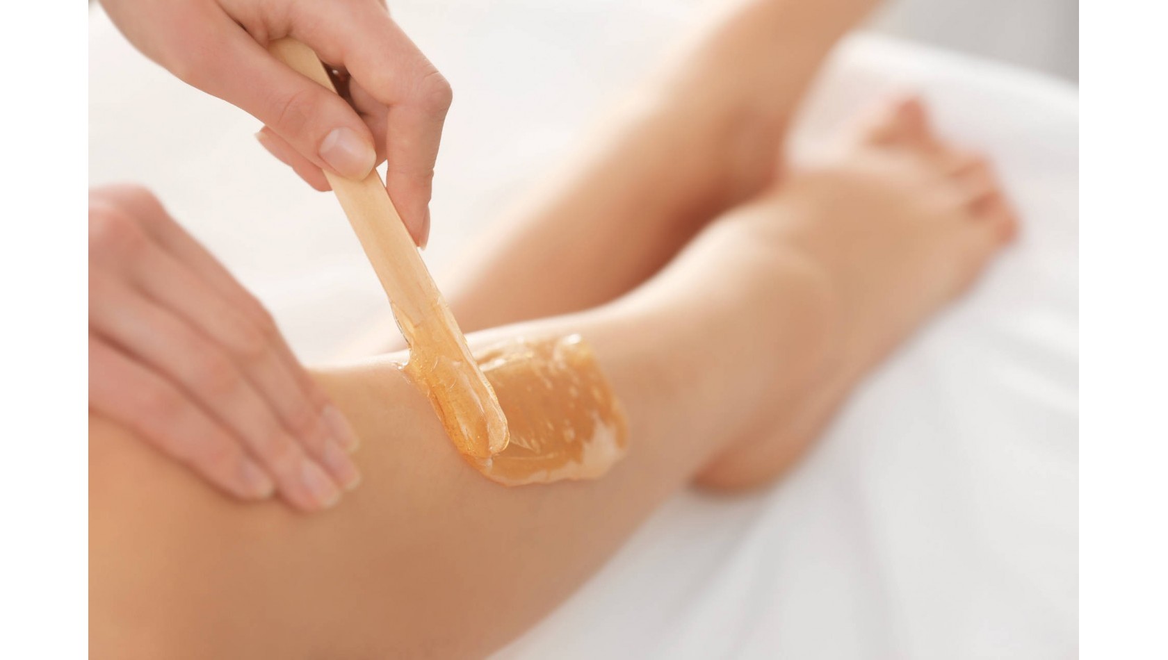 Восковая депиляция ног на дому