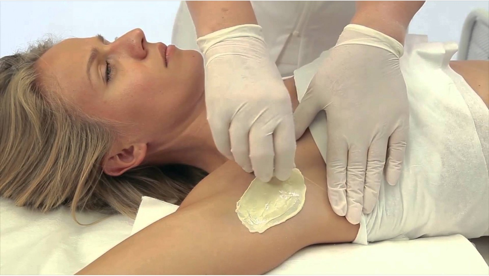 Восковая депиляция подмышек на дому