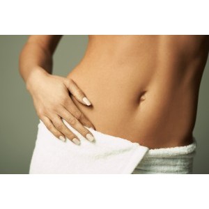 Восковая депиляция живота на дому